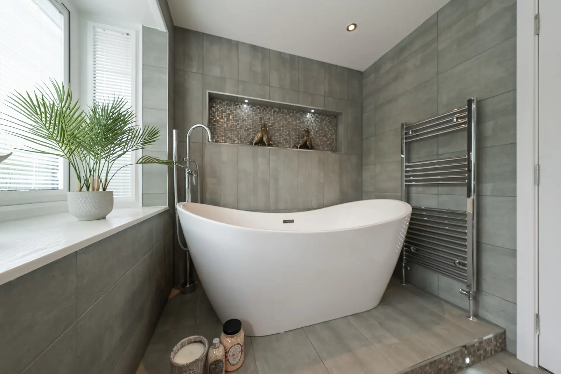 Free-standing Bath